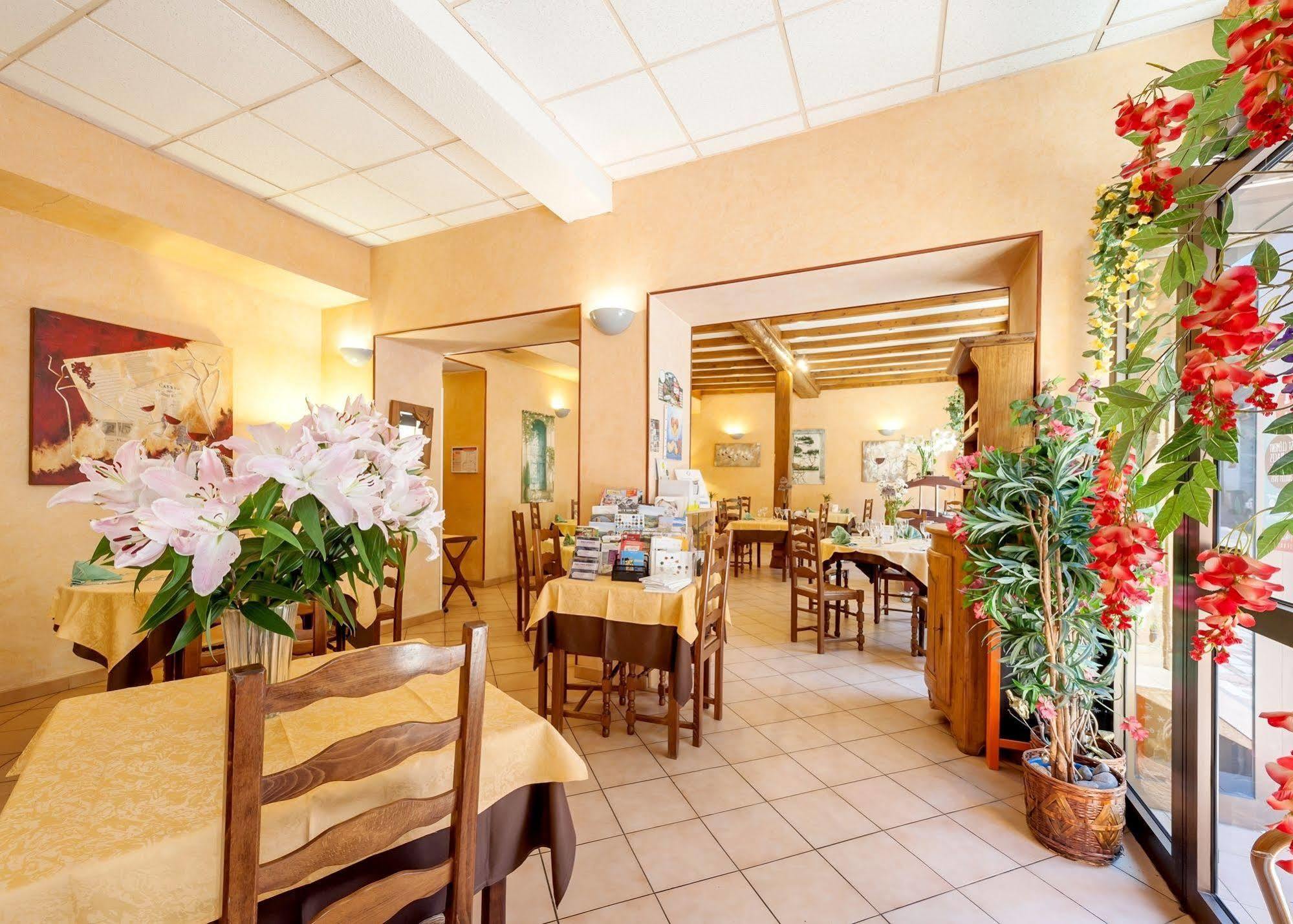 Hotel Restaurant Le Saint Clement Exterior photo